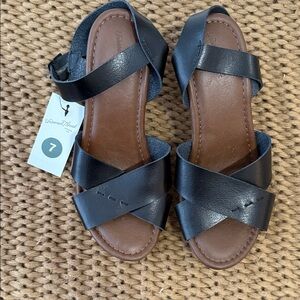 Universal Thread Black and Brown Cross Strap Sandals